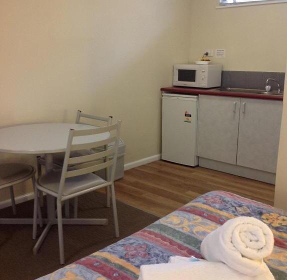 Студия Стандарт, Motel Farnboro