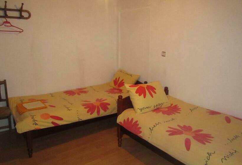 Номер Стандарт Вид на Сад, Guest House Popov