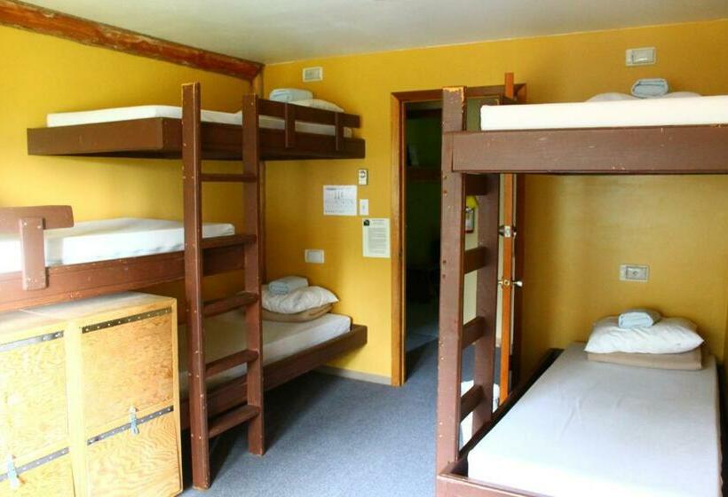 Кровать в Общей Комнате, Hi Nordegg   Hostel
