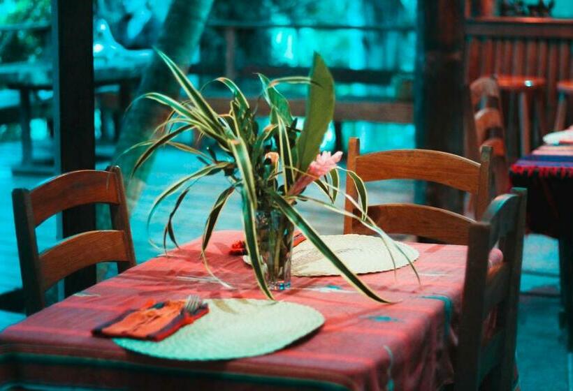 标准三人间, Cohune Palms River Cabanas