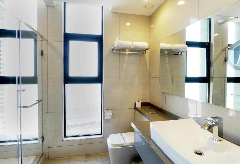 اتاق لوکس با بالکن و چشم‌انداز دریا, Harbour View Suites