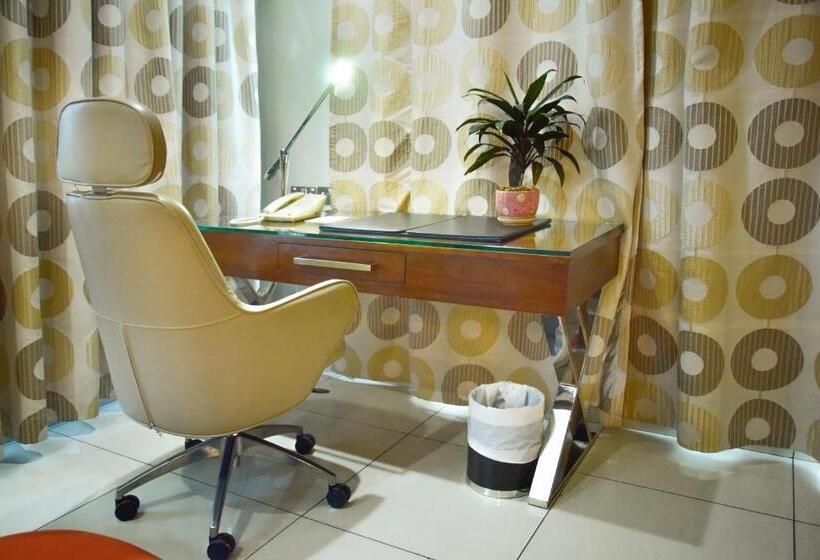 اتاق لوکس با بالکن و چشم‌انداز دریا, Harbour View Suites