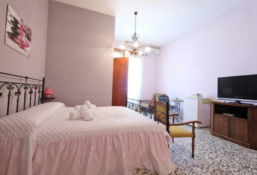 Четырехместный Номер Стандарт с Балконом, Corte Coronisio B&b