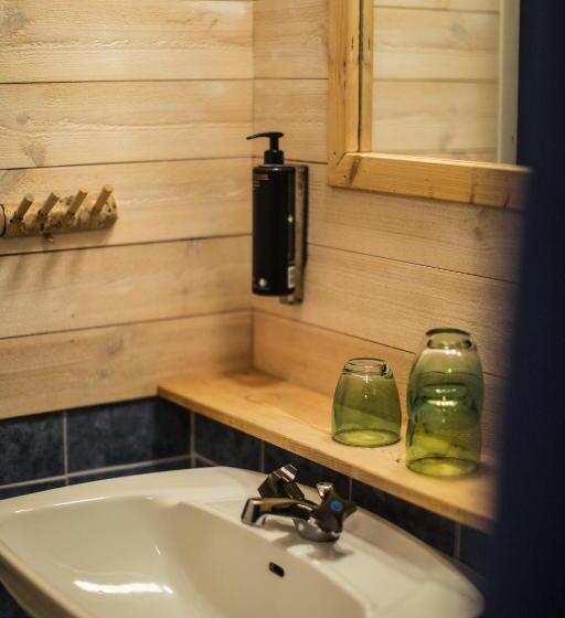 Семейный Номер, Vallåsens Värdshus Stf Hostel