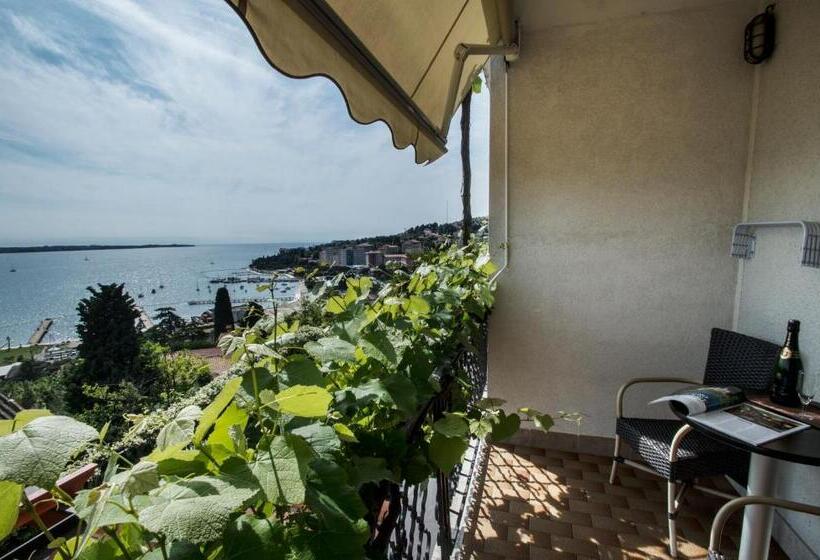 اتاق استاندارد با بالکن و چشم‌انداز دریا, Villa Bellevue Portoroz Portorose