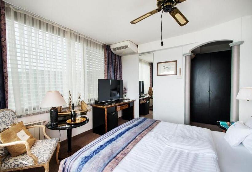 اتاق استاندارد با بالکن و چشم‌انداز دریا, Villa Bellevue Portoroz Portorose