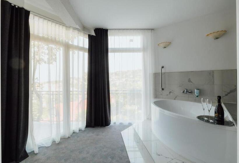 اتاق سوپریور با چشم‌انداز دریا و بالکن, Villa Bellevue Portoroz Portorose