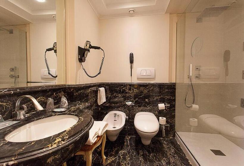 آپارتمان یک خوابه با دری مشترک که هال را جدا می کند., Trilussa Palace Hotel Congress & Spa