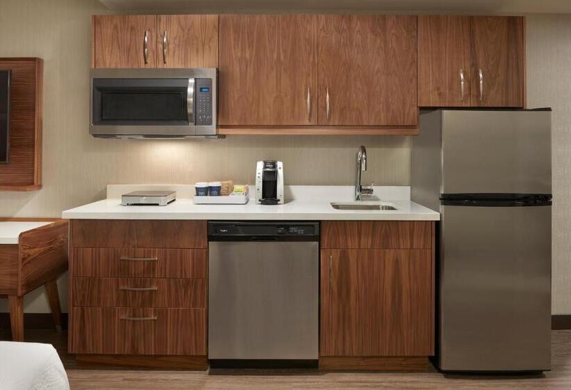 スタンダードスタジオ, Four Points By Sheraton Vaughan
