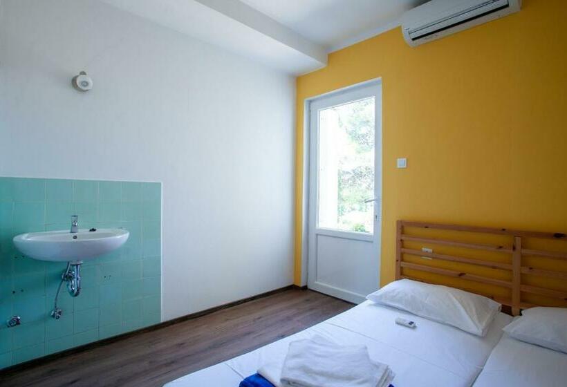 اتاق استاندارد با سرویس بهداشتی مشترک, Hostel Trobenta In Oblak