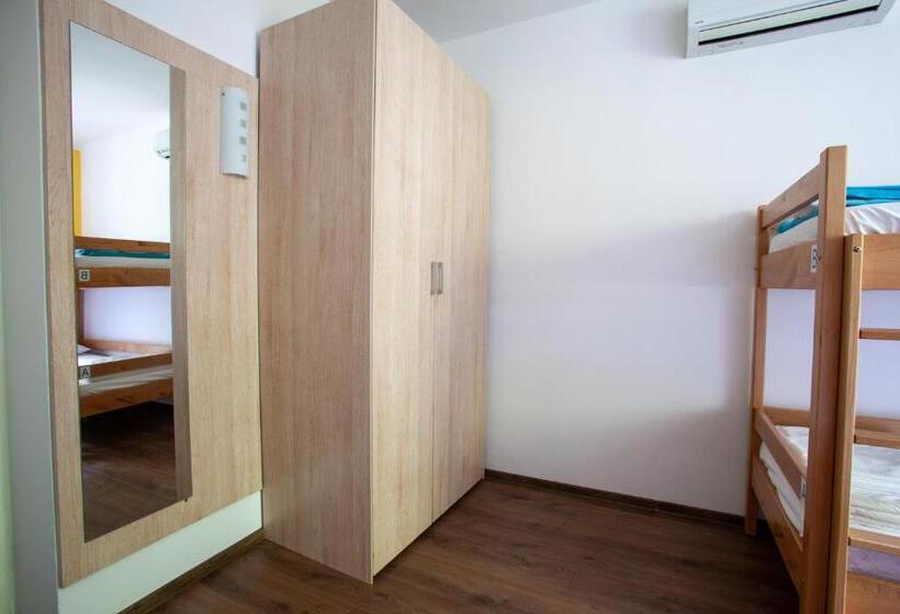 اتاق استاندارد چهارنفره با سرویس بهداشتی مشترک, Hostel Trobenta In Oblak