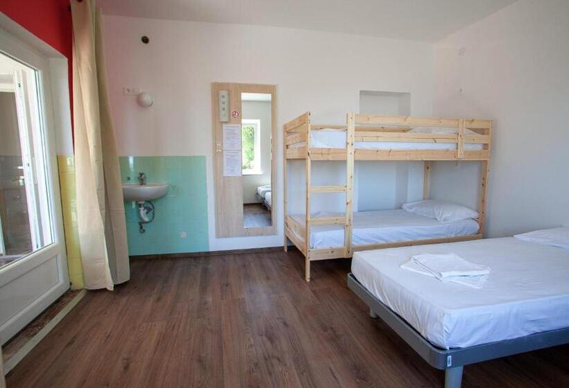 اتاق استاندارد چهارنفره با سرویس بهداشتی مشترک, Hostel Trobenta In Oblak