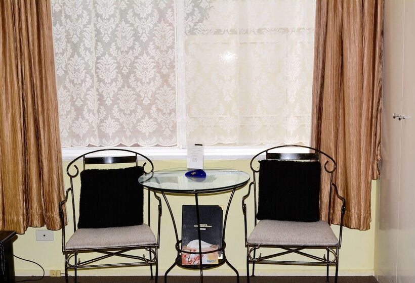 스탠다드 스튜디오, Knightsbridge Apartments