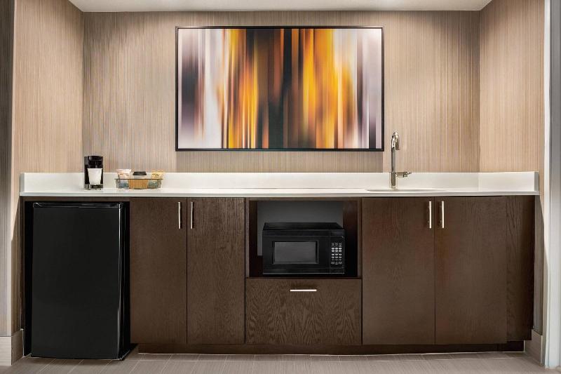 带大床的套房, Courtyard By Marriott Dayton North