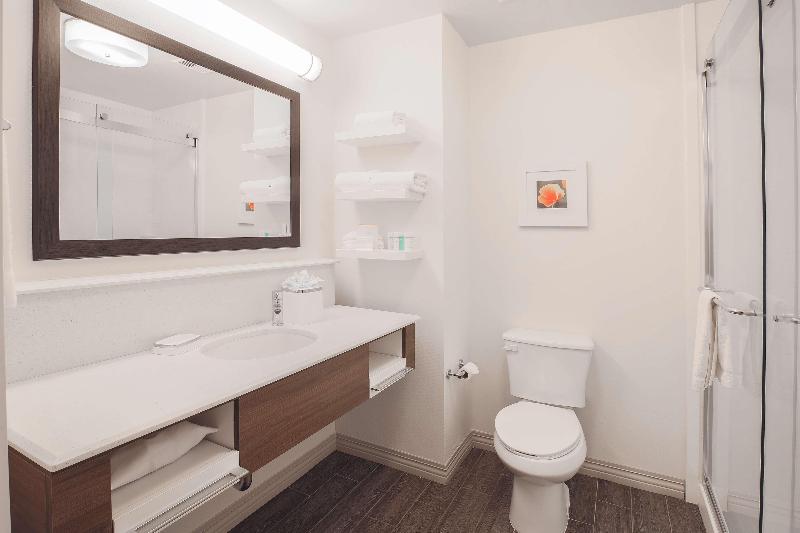 带大床的标准工作室, Hampton Inn And Suites Camarillo