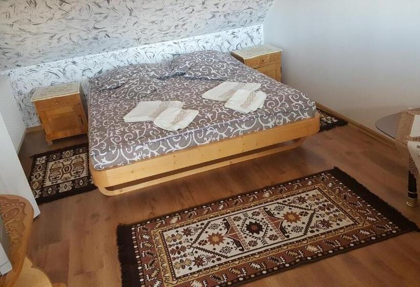 اتاق لوکس, Korond Mako Panzio