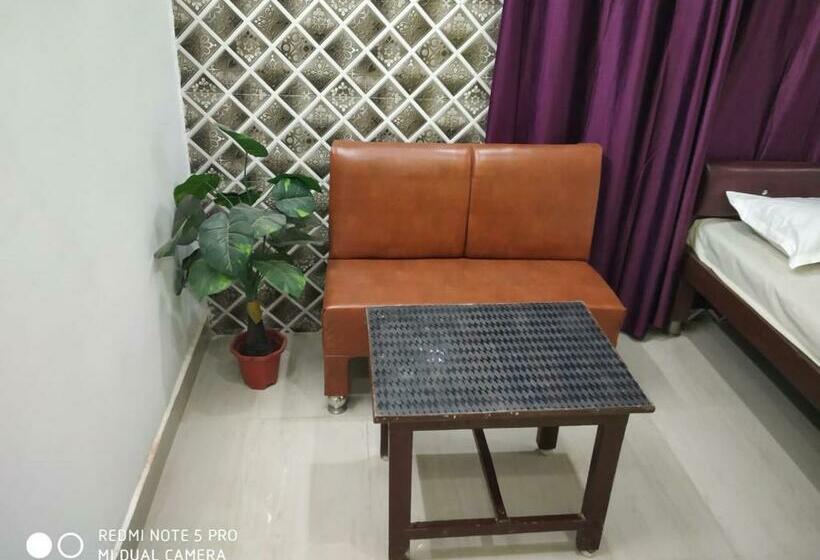 Студия Deluxe, New Hotel Yatri Niwas