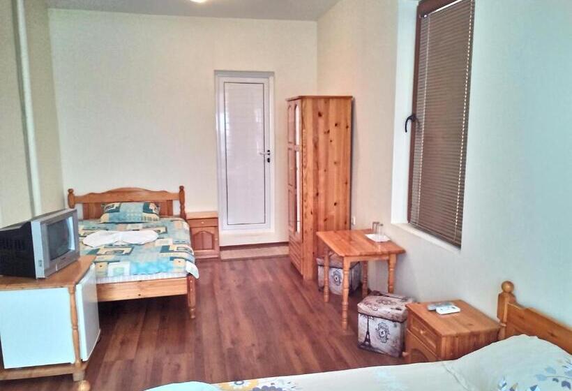 Трехместный Номер Стандарт с Балконом, Guest House Diamant