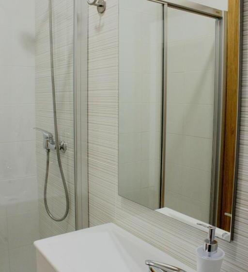 اتاق استاندارد با سرویس بهداشتی مشترک, Aveiro White House