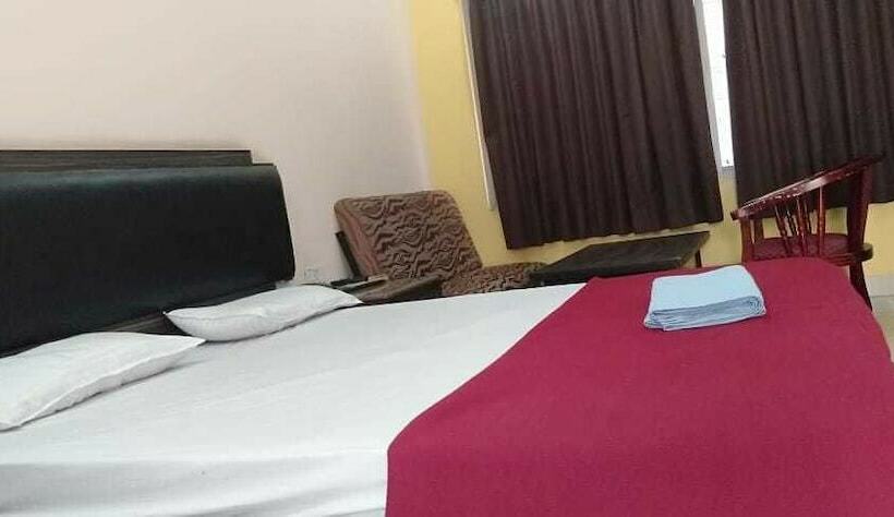Номер Deluxe, Iroomz Hoysala Residency