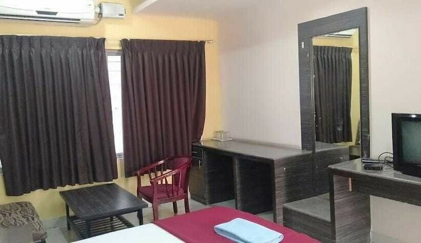 Номер Deluxe, Iroomz Hoysala Residency
