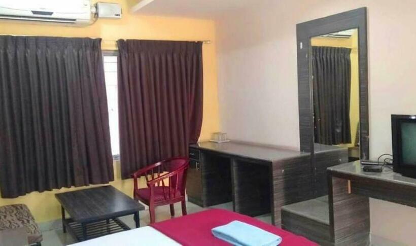 Номер Deluxe, Iroomz Hoysala Residency