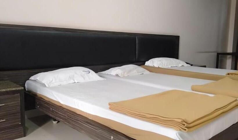 Трехместный Номер Классика, Iroomz Hoysala Residency