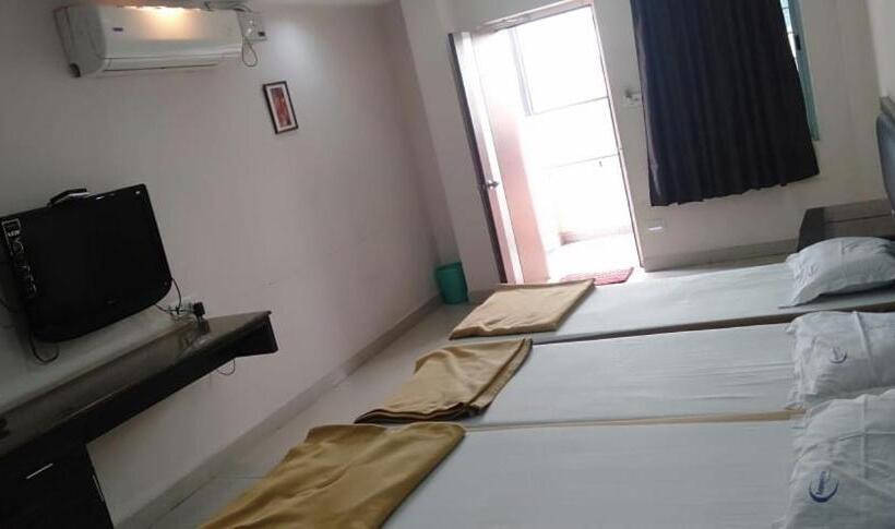 Номер Стандарт Трехместный, Iroomz Hoysala Residency