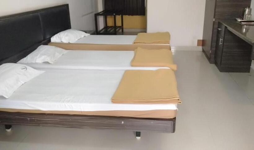 Четырехместный Номер Deluxe, Iroomz Hoysala Residency