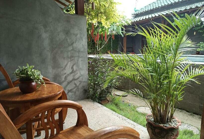 Номер Стандарт Вид на Бассейн, Watukarung Ristu Homestay