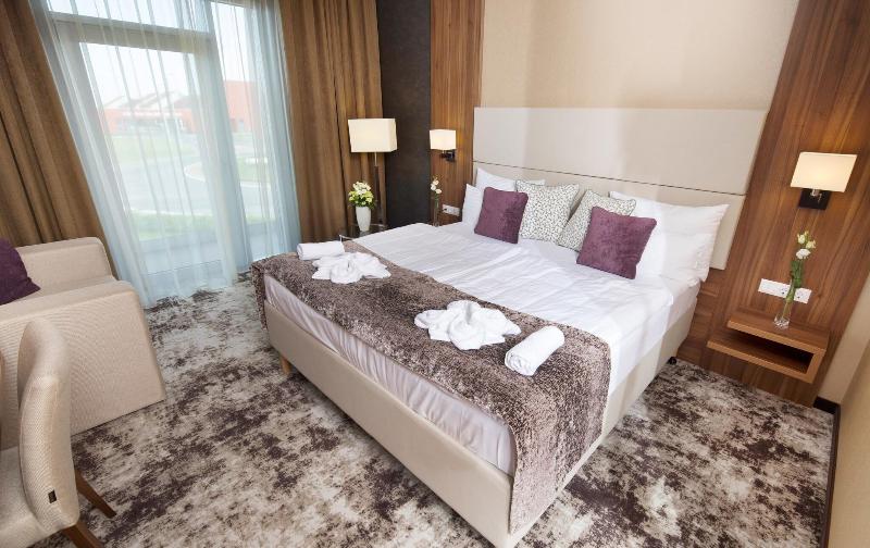 Номер Стандарт Трехместный, Outlet Hotel Polgár