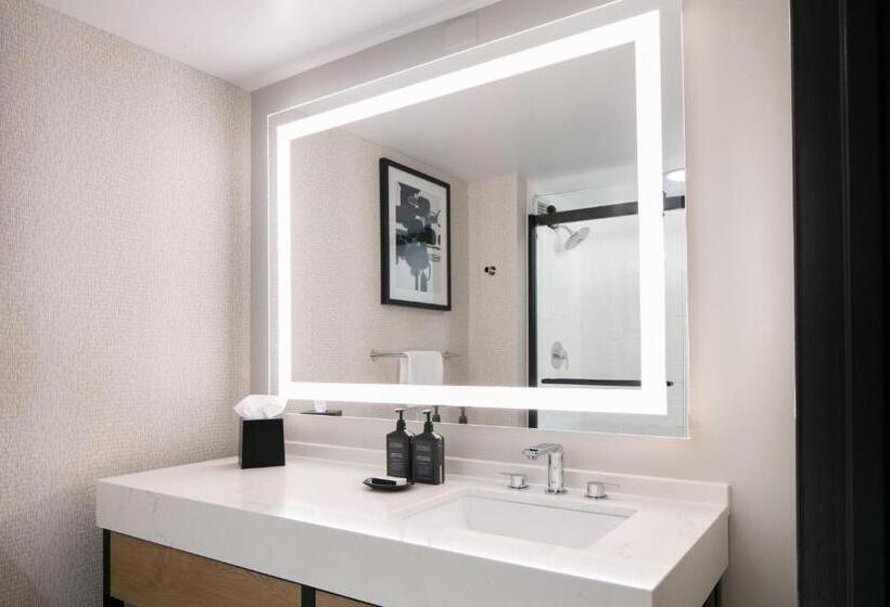 Полулюкс Клуб, Sheraton Overland Park Hotel At The Convention Center