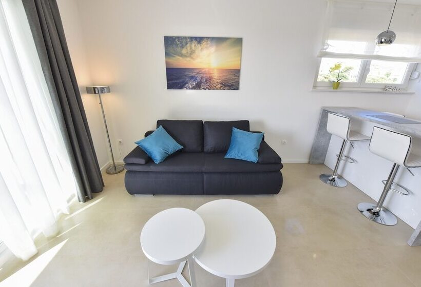 3 Bedroom Deluxe Apartment Sea View, Pool Apartments & Rooms Mare