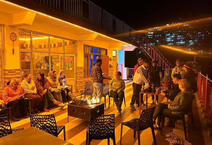 Кровать в Общей Комнате, Backpackers Inn