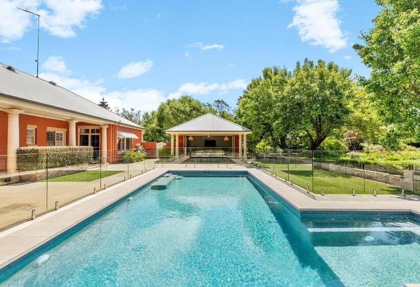 Дом 1 Спальня, Chanticleer Gardens Barn Cottage With A Pool