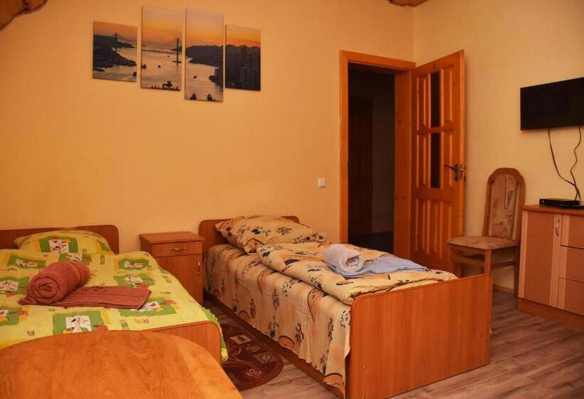 Номер Стандарт Трехместный, Guest House Mandrivnyi Rooms&apartments