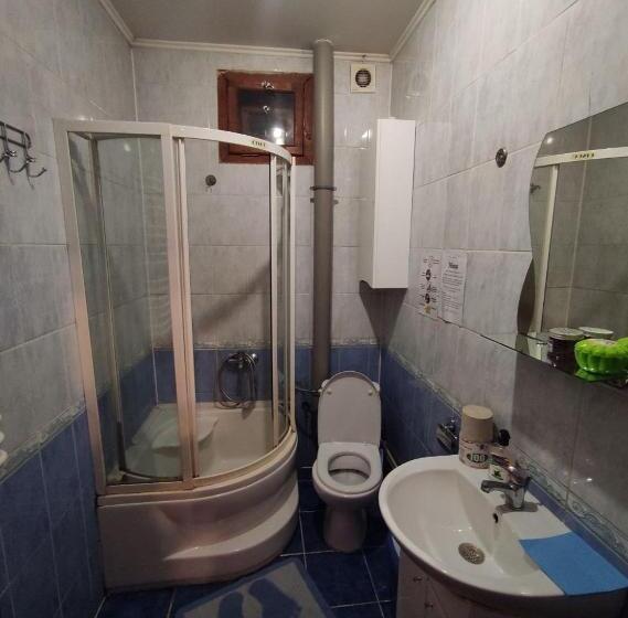 Апартаменты 1 Спальня Нижний Этаж, Guest House Mandrivnyi Rooms&apartments