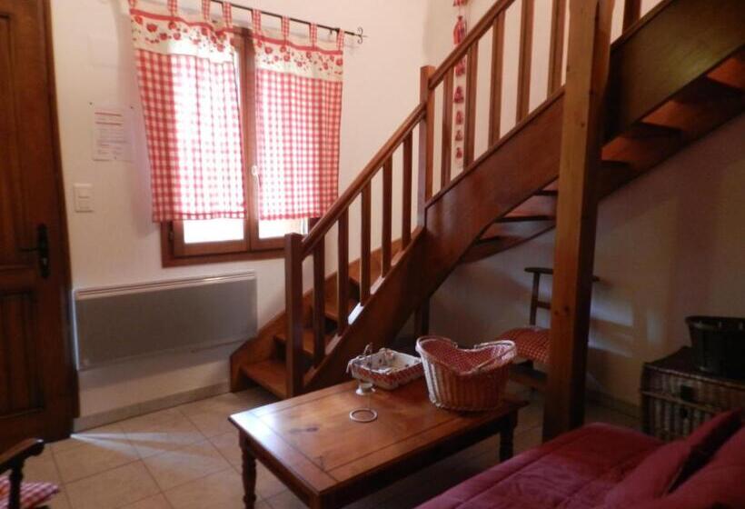 Номер Стандарт с Балконом, Chambres D'hôtes Les Templiers