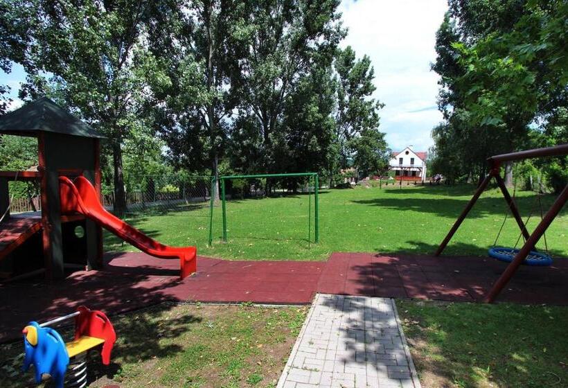 اتاق خانوادگی با چشم‌انداز کوه, Gesztenyés Vendégház