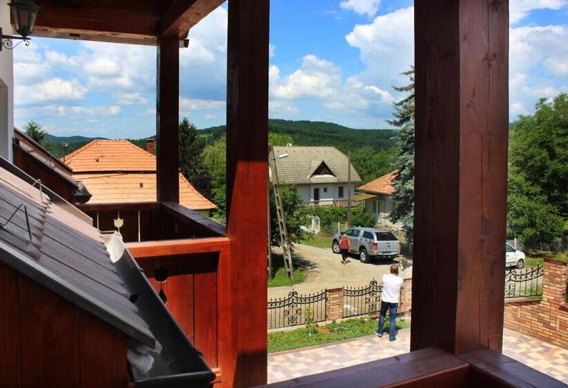 اتاق استاندارد چهارنفره با بالکن, Gesztenyés Vendégház