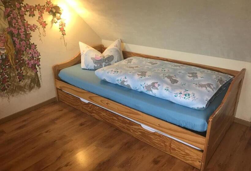 Семейный Номер Вид на Сад, Gästezimmer Am Märchenbrunnen