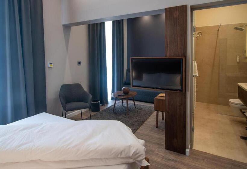 اتاق خانوادگی, Vila Emilia