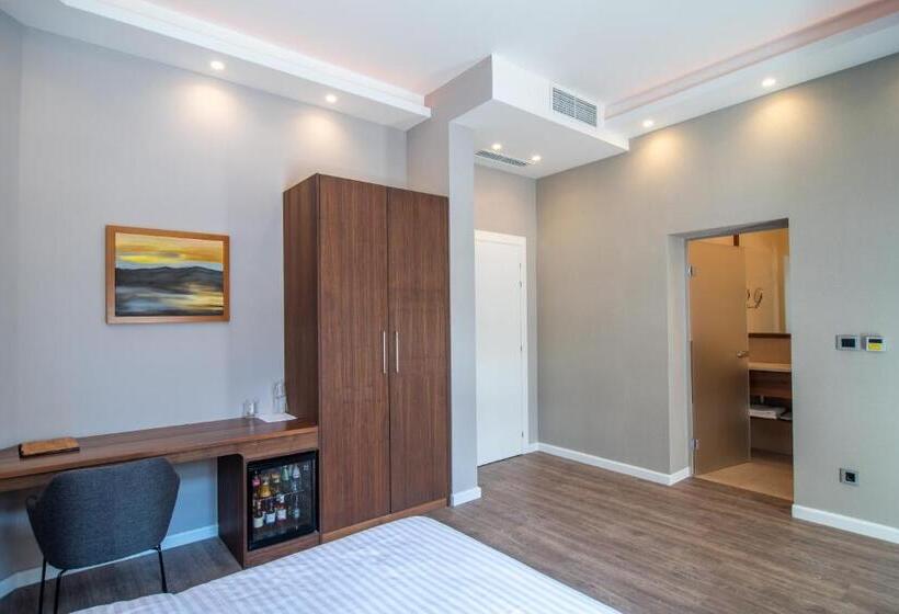 اتاق لوکس با بالکن, Vila Emilia