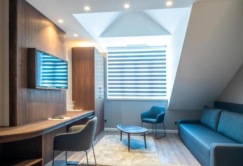 اتاق خانوادگی, Vila Emilia