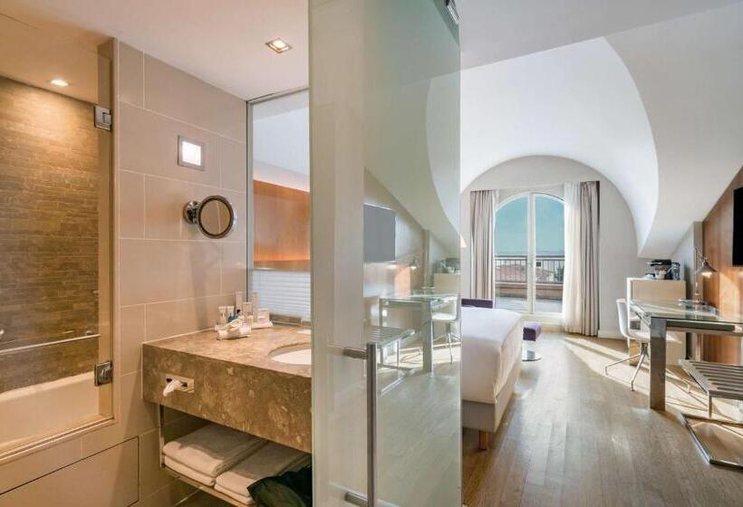 サイドオーシャンビューのプレミアムルーム, Radisson Blu Bosphorus