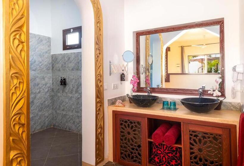 اتاق لوکس سه تخته, Natural Kendwa Villa