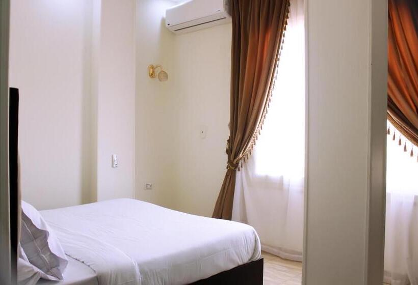 Deluxe Room, Tut Pyramids View