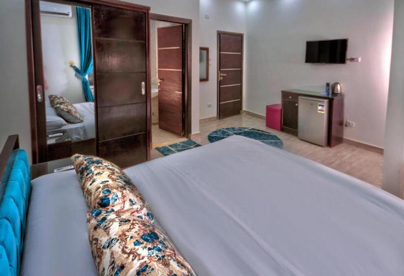 Deluxe Room, Tut Pyramids View