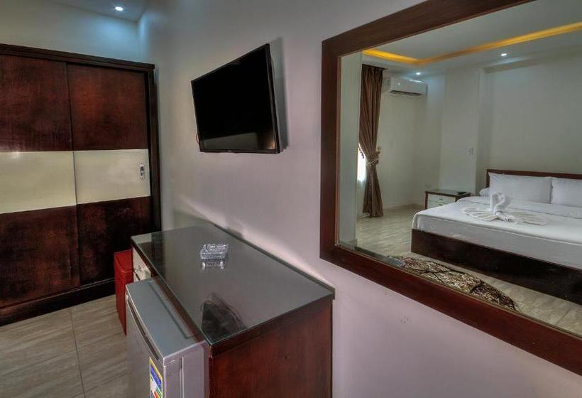 Deluxe Room, Tut Pyramids View