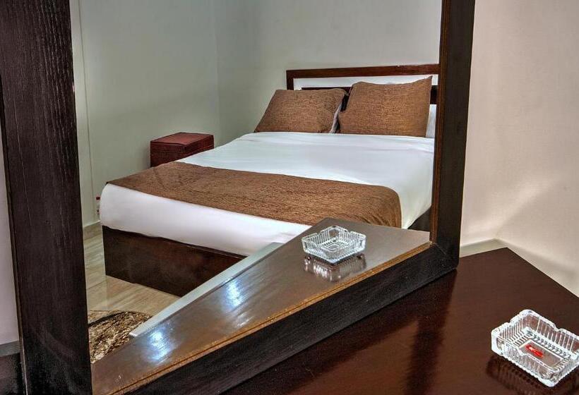 Deluxe Room, Tut Pyramids View